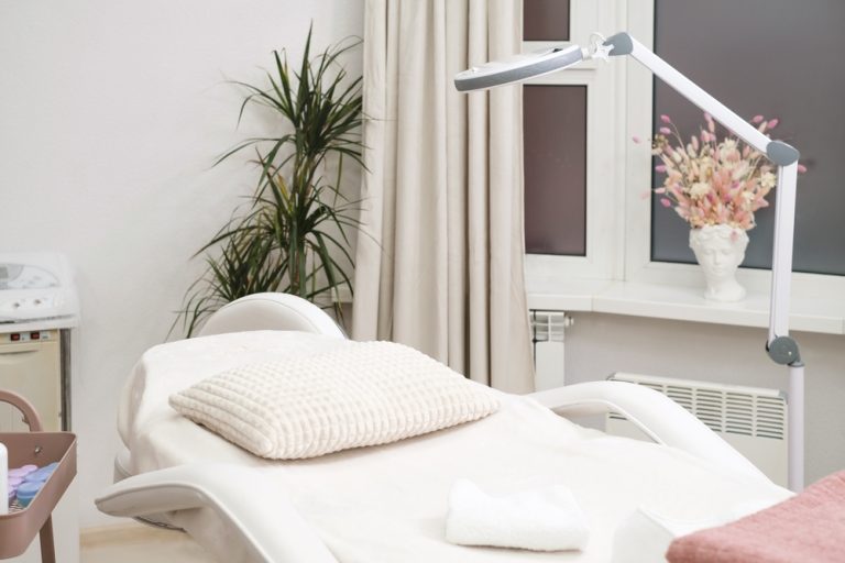 Modern,Empty,Dermatologist,Cosmetologist,Massage,Table,For,Cosmetic,Procedures,In