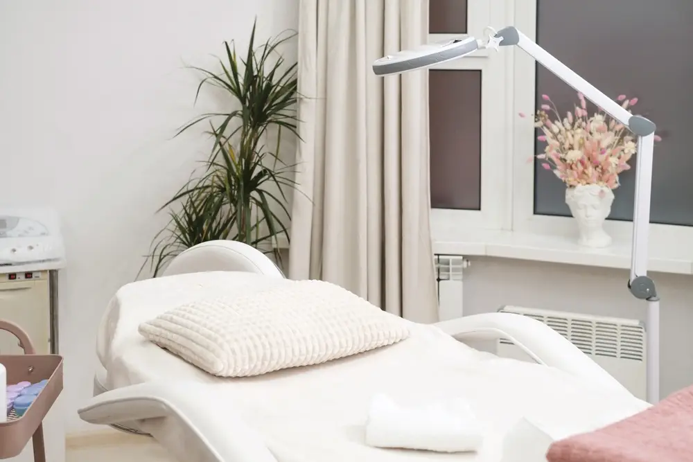 Modern,Empty,Dermatologist,Cosmetologist,Massage,Table,For,Cosmetic,Procedures,In