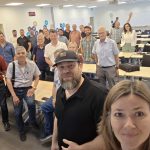 מר תומר יעקב וגב אלכסנדרה בר עם משתתפי הקורס: ה-AI כמכפיל כח למהנדסים