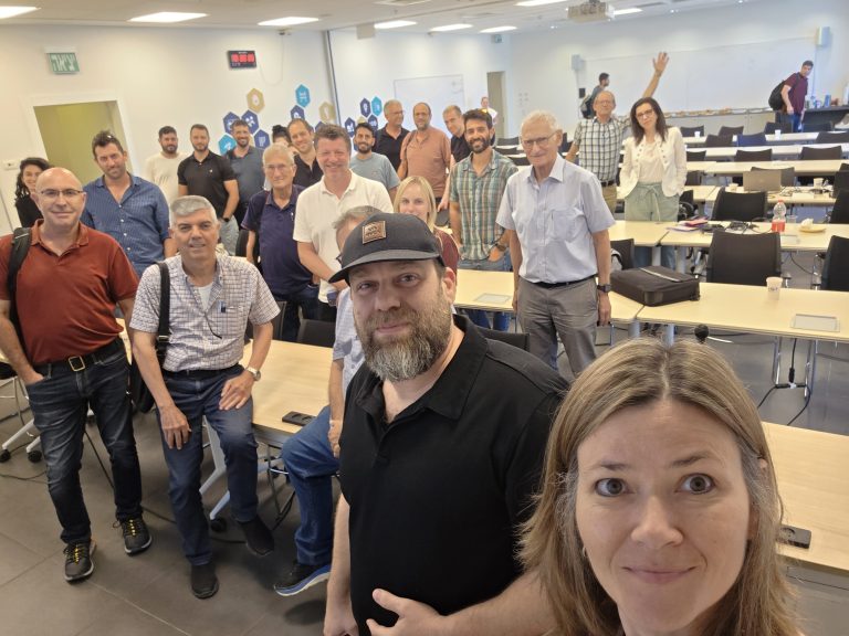 מר תומר יעקב וגב אלכסנדרה בר עם משתתפי הקורס: ה-AI כמכפיל כח למהנדסים